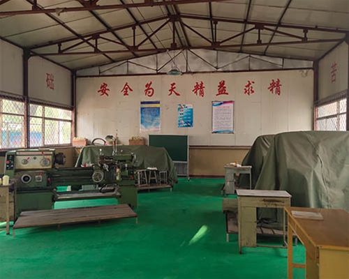 和靈石縣第一職業(yè)高中校領導在校考察
