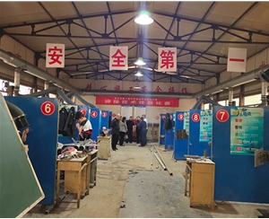 和靈石縣第一職業(yè)高中校領導在?？疾?
                                        class=