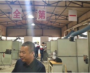 和靈石縣第一職業(yè)高中校領導在?？疾?
                                        class=