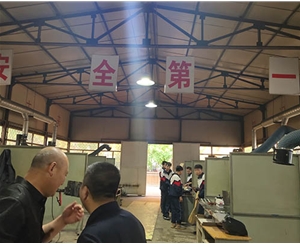 和靈石縣第一職業(yè)高中校領導在?？疾?
                                        class=