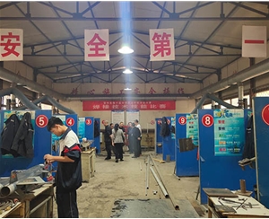 和靈石縣第一職業(yè)高中校領導在?？疾?
                                        class=
