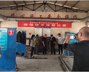 和靈石縣第一職業(yè)高中校領導在?？疾?
                                        class=