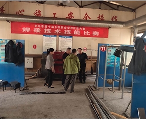和靈石縣第一職業(yè)高中校領導在?？疾?
                                        class=