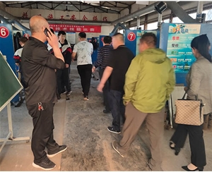和靈石縣第一職業(yè)高中校領導在?？疾?
                                        class=